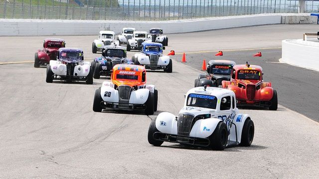 Shaun Buffington leads the field through Turn 1.